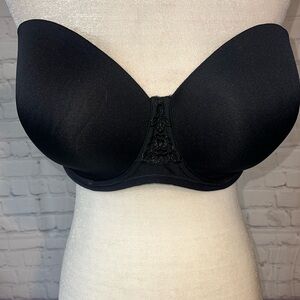 VANITY FAIR black strapless bra. Size 44D Like new condition. Underwire